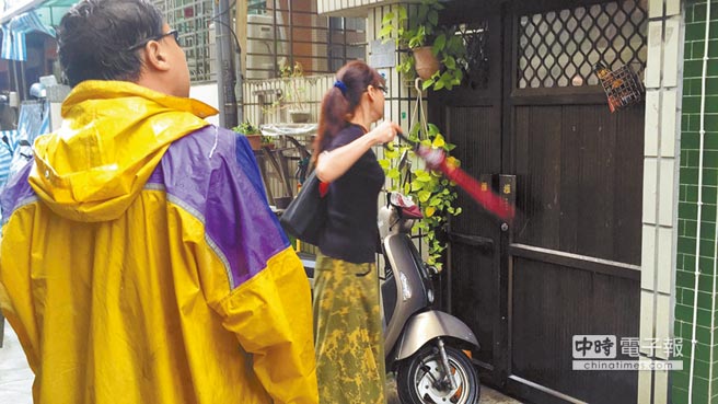 臺灣民眾“蛋洗”辱罵老人女子住所抗議(圖) 臺灣民眾“蛋洗”辱罵老人女子住所抗議(圖)