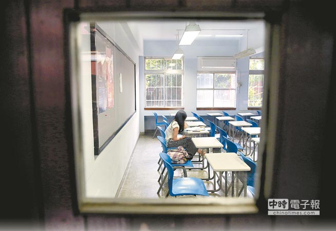 臺灣大學指考今年報名人數共5萬871人,創歷史新低,外界憂心可能會有大學校院擋不住沖擊而關門。 臺灣大學指考今年報名人數共5萬871人,創歷史新低,外界憂心可能會有大學校院擋不住沖擊而關門。