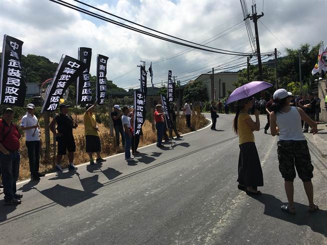 臺灣民眾聚集“臺灣民政府”總部撒冥紙抗議(圖) 臺灣民眾聚集“臺灣民政府”總部撒冥紙抗議(圖)