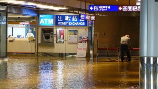 桃園機場2日上午大雨加雷擊,造成機場淹水 桃園機場2日上午大雨加雷擊,造成機場淹水