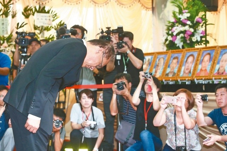 林全悼祭罹難游客 批示深刻反省全面排查系統性問題 林全悼祭罹難游客 批示深刻反省全面排查系統性問題