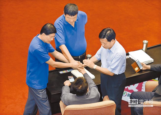 臺灣朝野因議事人員累倒停止混戰 蘇嘉全被批不公 臺灣朝野因議事人員累倒停止混戰 蘇嘉全被批不公