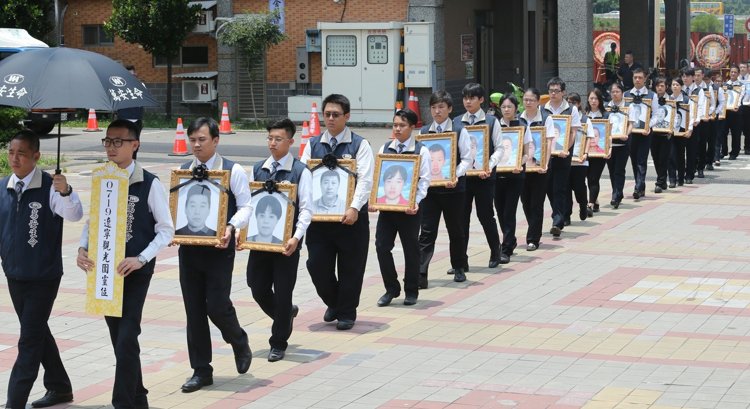 遼寧觀光團罹難者照片與骨灰中午由殯葬業者從法會會場移靈至公祭現場。(圖片來源:臺灣《聯合報》) 遼寧觀光團罹難者照片與骨灰中午由殯葬業者從法會會場移靈至公祭現場。(圖片來源:臺灣《聯合報》)