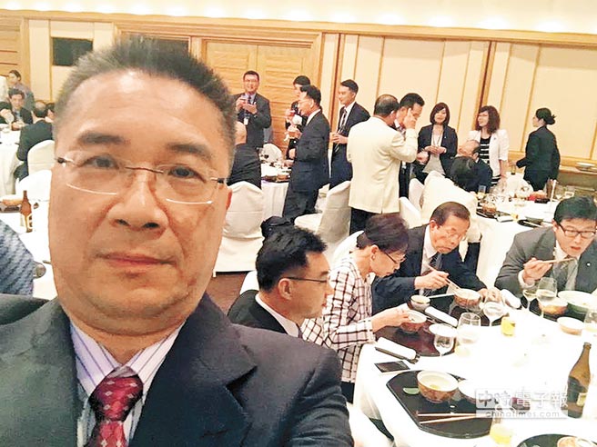 “立委”徐國勇在東京出席餐會自拍留念 “立委”徐國勇在東京出席餐會自拍留念