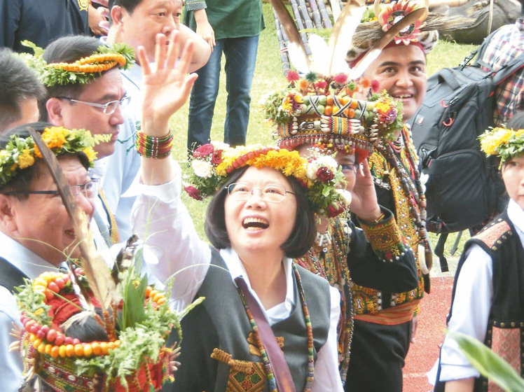 蔡英文信任度與滿意度跌破5成 林全民調現死亡交叉 蔡英文信任度與滿意度跌破5成 林全民調現死亡交叉