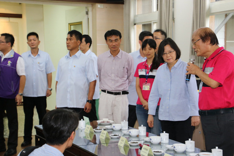 蔡英文3日下午走訪“農委會”茶改場魚池分場了解臺茶情況 蔡英文3日下午走訪“農委會”茶改場魚池分場了解臺茶情況