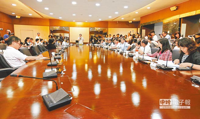 “勞動部”8日召開基本工資審議會議,資方代表只有臺灣商業總會副秘書長劉恒元(左二)及工業區廠商聯合總會理事曾寶祥(左一)兩人,面對一整排勞方代表,顯得有些孤軍奮戰 “勞動部”8日召開基本工資審議會議,資方代表只有臺灣商業總會副秘書長劉恒元(左二)及工業區廠商聯合總會理事曾寶祥(左一)兩人,面對一整排勞方代表,顯得有些孤軍奮戰