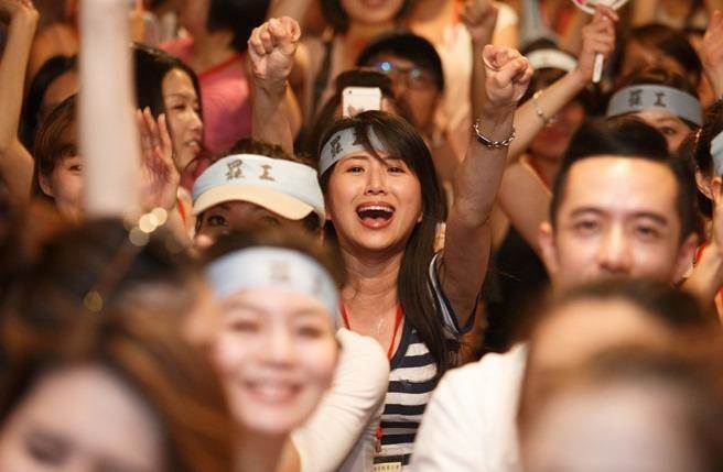 被網友喻為“顏值”最高的華航空服員罷工,眩目不輸萬圣節,甜蜜果實來得尤其廉價,引起同是華航其他工會的不滿,原來只要搗蛋就有糖吃 被網友喻為“顏值”最高的華航空服員罷工,眩目不輸萬圣節,甜蜜果實來得尤其廉價,引起同是華航其他工會的不滿,原來只要搗蛋就有糖吃