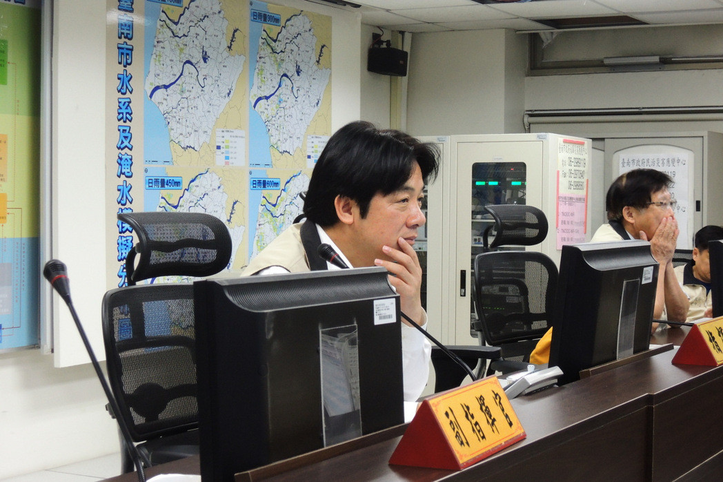 賴清德只放半天臺風假被罵翻 網友給其改名"賴半天" 賴清德只放半天臺風假被罵翻 網友給其改名"賴半天"