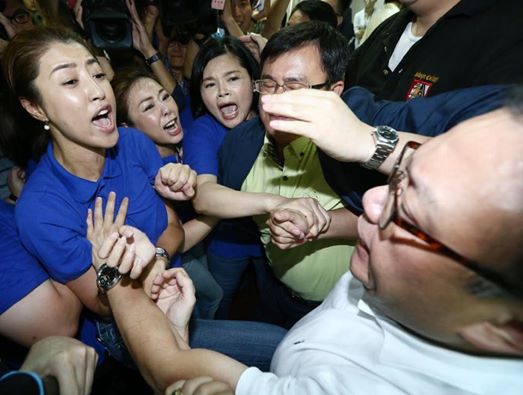 藍綠"立法院"上演肢體沖突 民進黨男"立委"趁機襲胸 藍綠"立法院"上演肢體沖突 民進黨男"立委"趁機襲胸