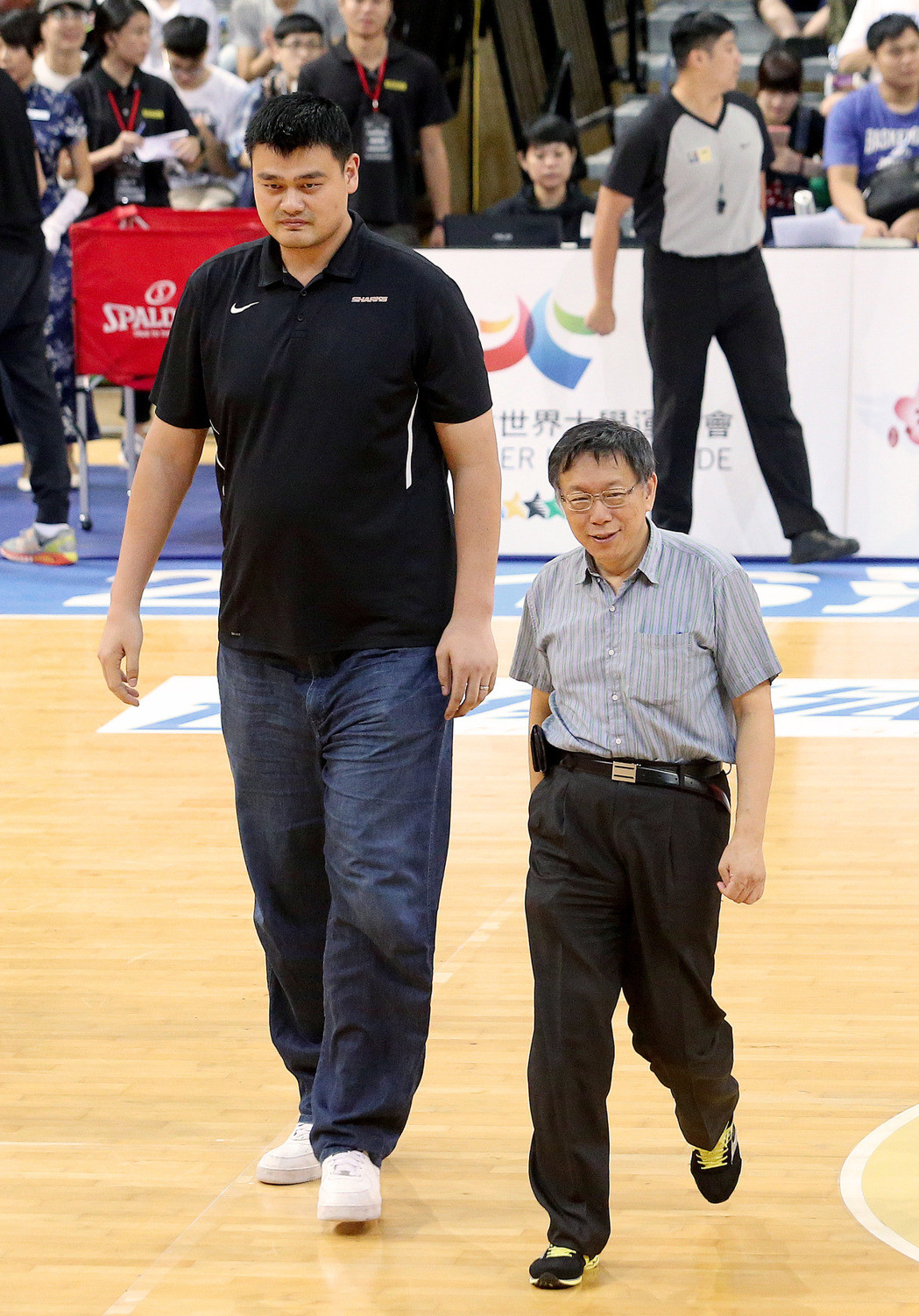 柯文哲與姚明同開球 形成最萌身高差(圖) 柯文哲與姚明同開球 形成最萌身高差(圖)
