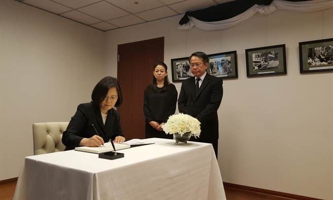 蔡英文拼錯泰國國名時竟有小抄 網友:照抄還抄錯 蔡英文拼錯泰國國名時竟有小抄 網友:照抄還抄錯