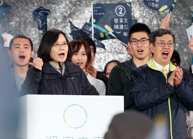 圖為蔡英文(左)與副手陳建仁(右)選前的造勢晚會。 (圖片來源:臺灣《聯(lián)合報》) 圖為蔡英文(左)與副手陳建仁(右)選前的造勢晚會。 (圖片來源:臺灣《聯(lián)合報》)