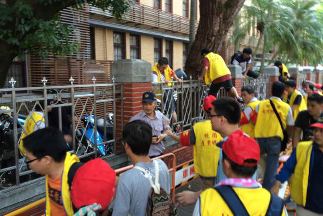 抗議蔡英文當局擬刪7天假,勞團一度試圖沖入“立法院”抗議 抗議蔡英文當局擬刪7天假,勞團一度試圖沖入“立法院”抗議