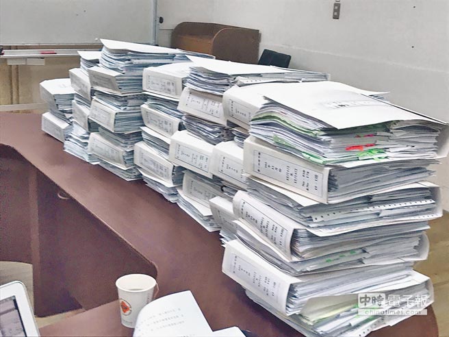 韓國瑜昨親上火線召開記者會,并擺出帳冊,炮轟段是躲在網路后面放冷箭的“小癟三”。 韓國瑜昨親上火線召開記者會,并擺出帳冊,炮轟段是躲在網路后面放冷箭的“小癟三”。