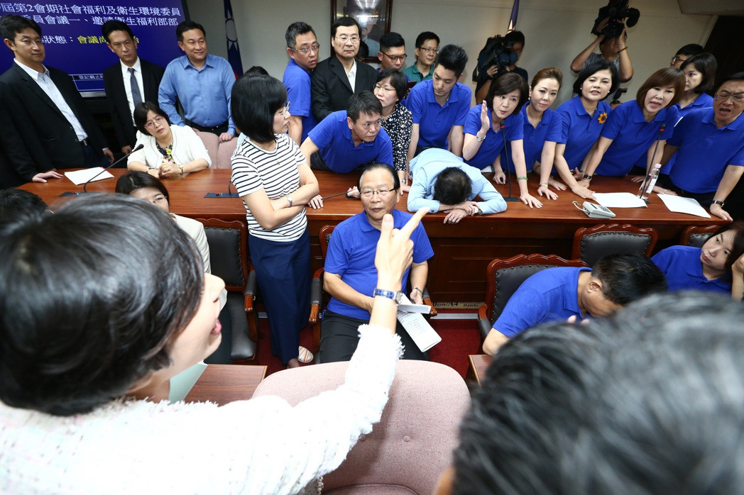 國民黨阻擋確認“一例一休”議事 朝野占主席臺對峙 國民黨阻擋確認“一例一休”議事 朝野占主席臺對峙