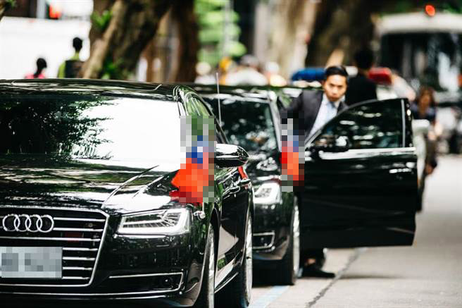 臺灣“國安局”準備為蔡英文采購有防彈性能的防護座車,預算高達2500萬元。圖為臺灣地區領導人以前坐車 臺灣“國安局”準備為蔡英文采購有防彈性能的防護座車,預算高達2500萬元。圖為臺灣地區領導人以前坐車