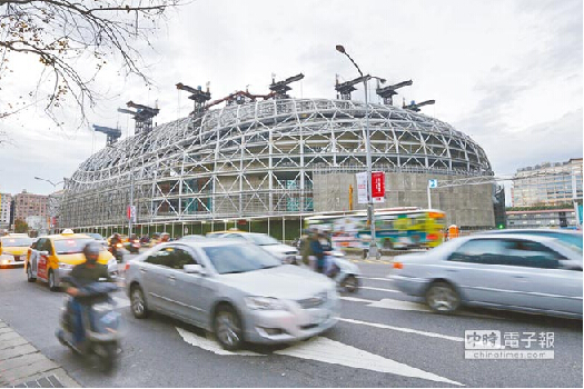 大巨蛋等大型建設(shè)至今掛蛋。(圖片來(lái)源:臺(tái)灣《中時(shí)電子報(bào)》) 大巨蛋等大型建設(shè)至今掛蛋。(圖片來(lái)源:臺(tái)灣《中時(shí)電子報(bào)》)