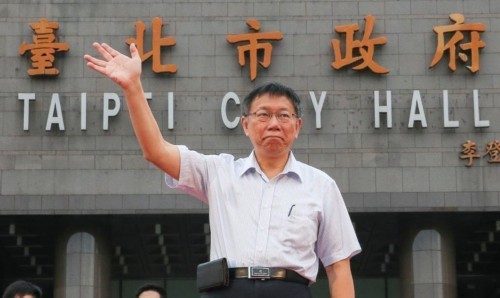 面對(duì)爭(zhēng)議和批評(píng),柯文哲的慣性手法是將臟水潑給前任。(圖片來(lái)源:臺(tái)灣《聯(lián)合報(bào)》) 面對(duì)爭(zhēng)議和批評(píng),柯文哲的慣性手法是將臟水潑給前任。(圖片來(lái)源:臺(tái)灣《聯(lián)合報(bào)》)