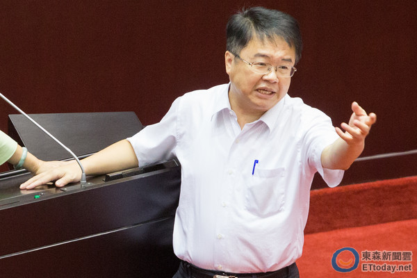 民進黨“立委”吳秉叡 民進黨“立委”吳秉叡