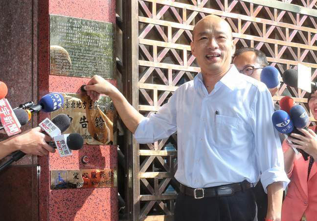 韓國瑜按鈴控告民進黨“立委”段宜康 韓國瑜按鈴控告民進黨“立委”段宜康