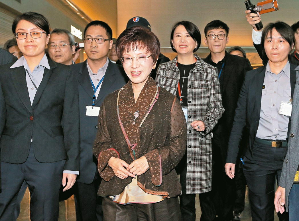 洪秀柱昨晚抵達南京 定位此行為“和平之旅”(圖) 洪秀柱昨晚抵達南京 定位此行為“和平之旅”(圖)