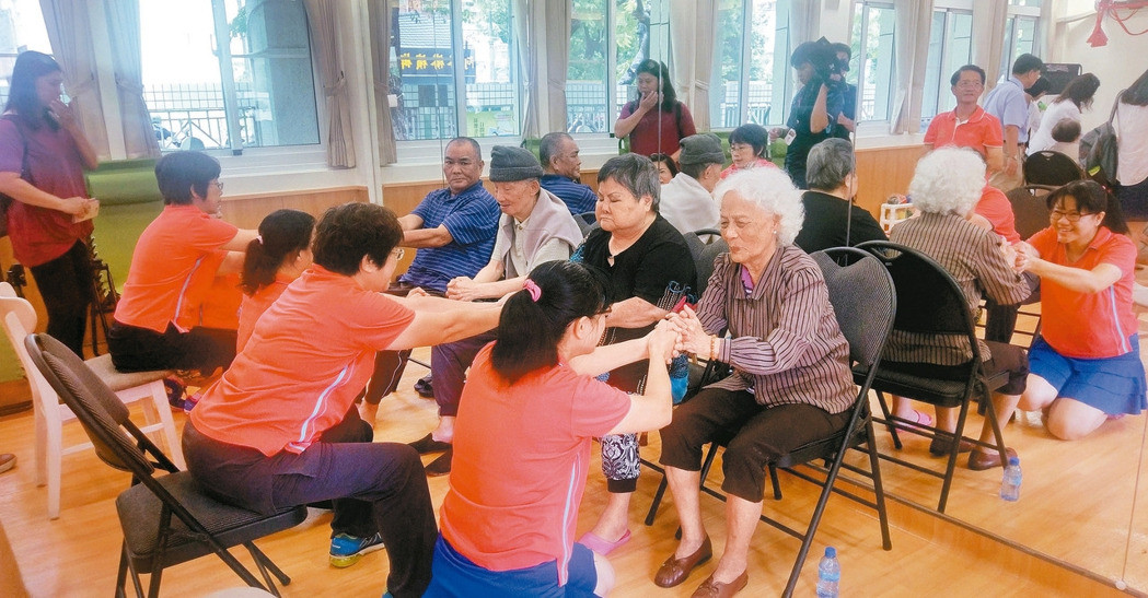 長照2.0今起試辦,蔡英文強調“只許成功,不許失敗”。圖為高雄市府在大同小學設照顧中心,照護員在幫老人做伸展 長照2.0今起試辦,蔡英文強調“只許成功,不許失敗”。圖為高雄市府在大同小學設照顧中心,照護員在幫老人做伸展