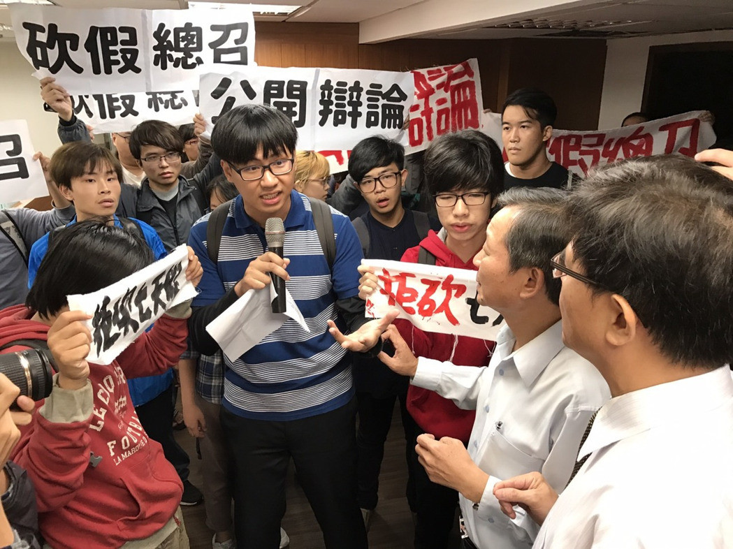 拒砍7天假 臺青年占領柯建銘辦公室(圖) 拒砍7天假 臺青年占領柯建銘辦公室(圖)