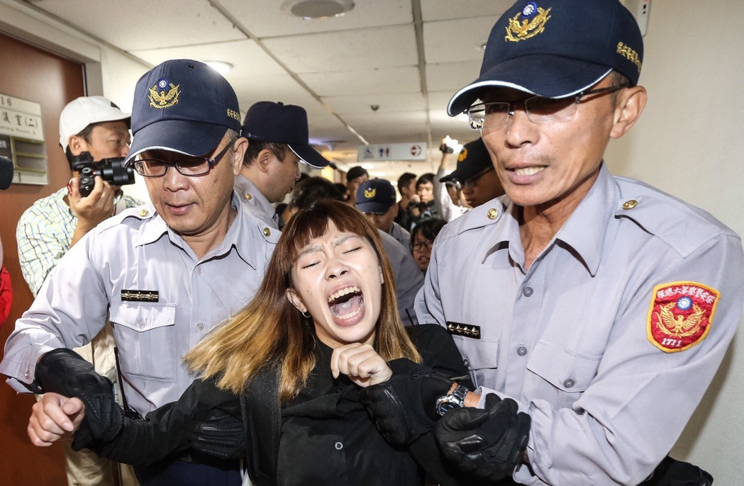 青年勞團(tuán)1日闖入民進(jìn)黨團(tuán)總召柯建銘辦公室,要求柯建銘出來對話。圖為抗議f者被警方壓制離場 青年勞團(tuán)1日闖入民進(jìn)黨團(tuán)總召柯建銘辦公室,要求柯建銘出來對話。圖為抗議f者被警方壓制離場