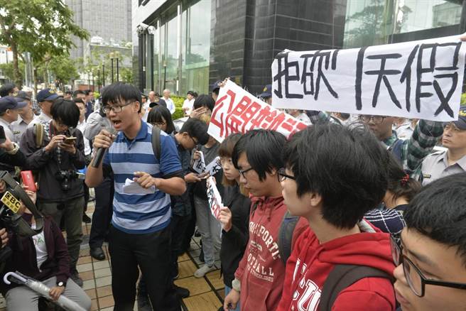 綠營譴責學生闖“立院” 藍批:“太陽花”時怎不講 綠營譴責學生闖“立院” 藍批:“太陽花”時怎不講