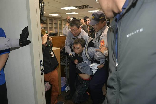 學生團體1日沖入民進黨團總召柯建銘辦公室,要求針對勞工七天假議題進行辯論 學生團體1日沖入民進黨團總召柯建銘辦公室,要求針對勞工七天假議題進行辯論