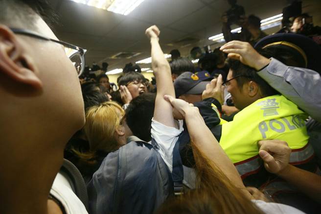 反對臺當局工7天假,青年代表數十人沖進民進黨中央黨部 反對臺當局工7天假,青年代表數十人沖進民進黨中央黨部