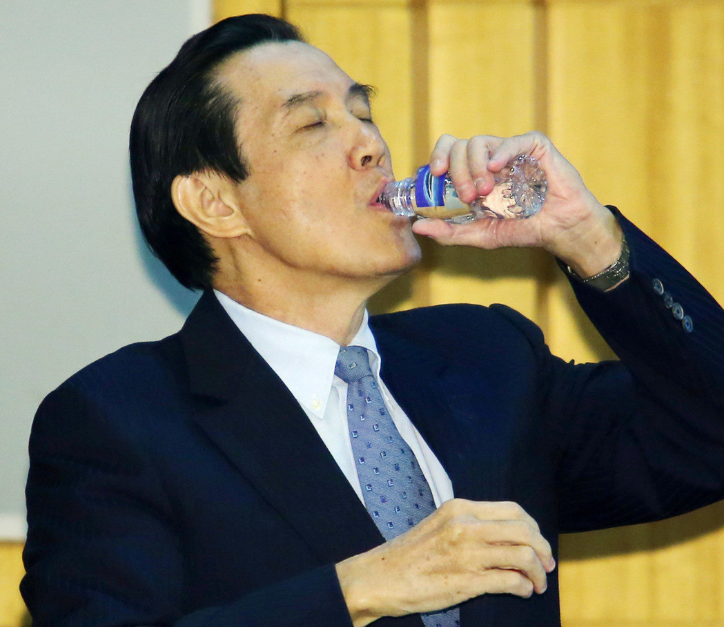 馬英九東吳大學開課論“南海仲裁” 當場豪飲太平水 馬英九東吳大學開課論“南海仲裁” 當場豪飲太平水