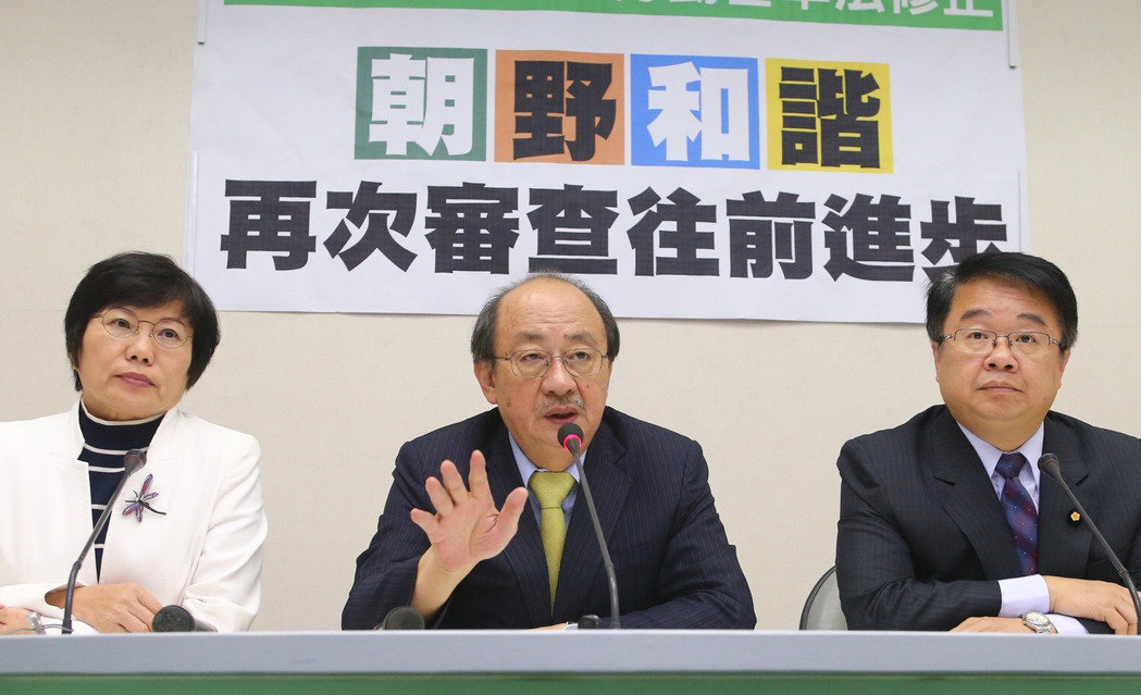 圖為爭議多時的“勞基法”細則審查,民進黨團總召柯建銘(中) 、干事長吳秉叡(右)、書記長劉世芳(左) 一同現身宣布協商結果 圖為爭議多時的“勞基法”細則審查,民進黨團總召柯建銘(中) 、干事長吳秉叡(右)、書記長劉世芳(左) 一同現身宣布協商結果