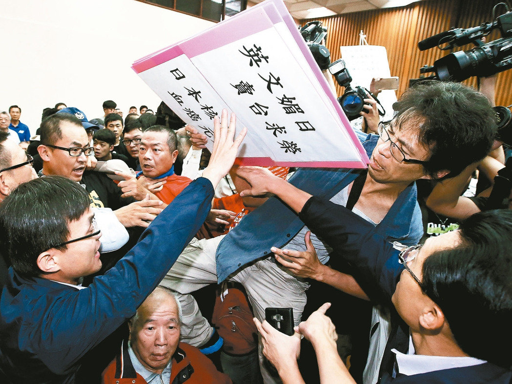 “行政院”急于召開日本食品輸臺公聽會,反而點燃遍地烽火。臺北場13日在“農糧署”舉行,會議沒開始就大亂,雙方大打出手 “行政院”急于召開日本食品輸臺公聽會,反而點燃遍地烽火。臺北場13日在“農糧署”舉行,會議沒開始就大亂,雙方大打出手