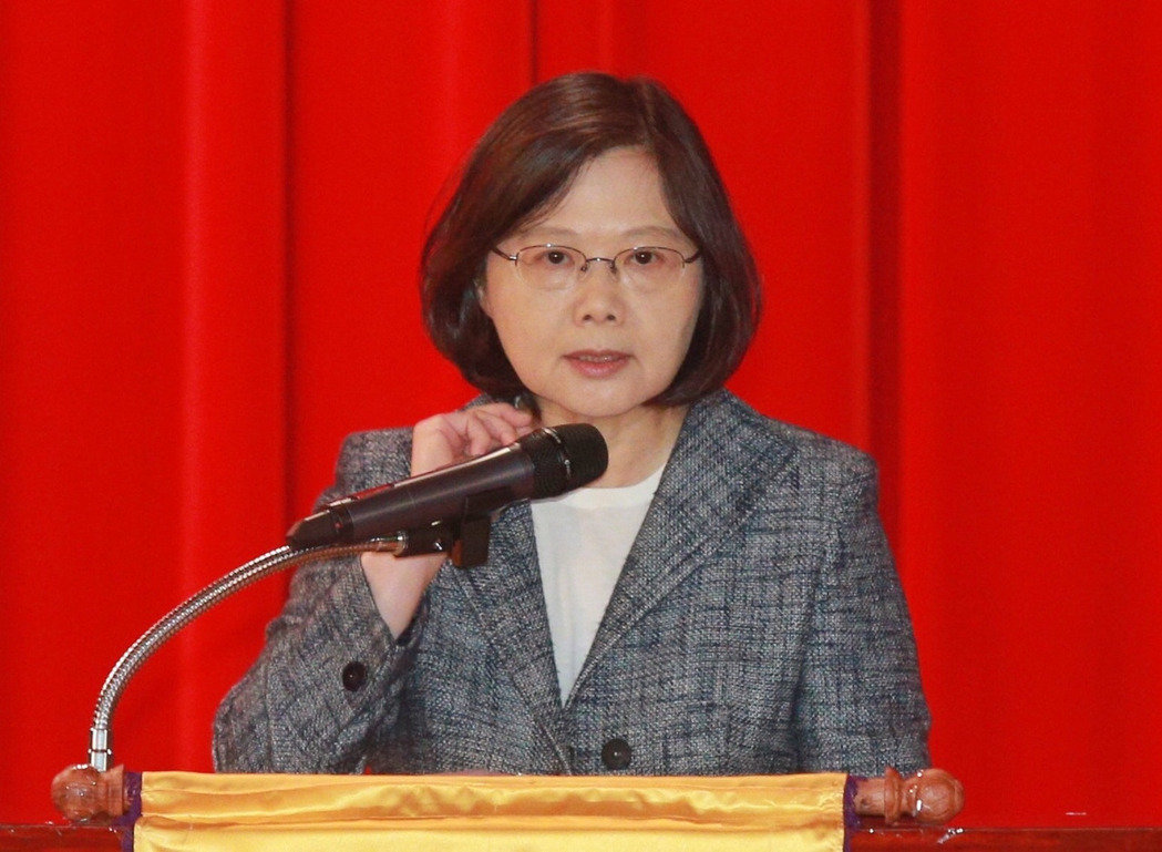 蔡英文談"一例一休"稱很痛苦 藍(lán):一堆發(fā)夾彎還痛苦? 蔡英文談"一例一休"稱很痛苦 藍(lán):一堆發(fā)夾彎還痛苦?