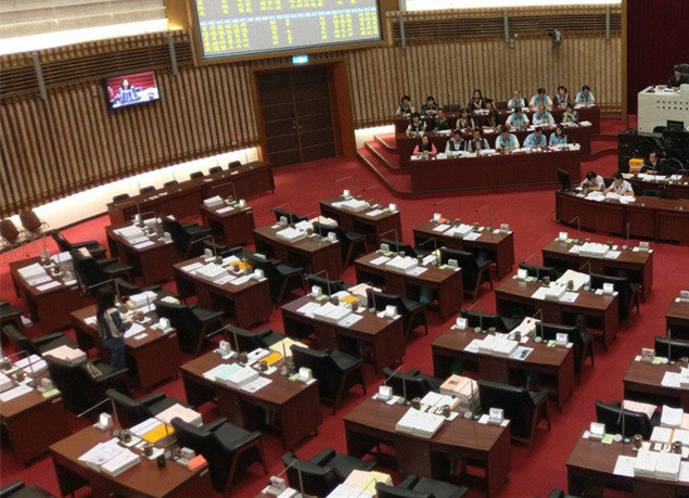 "一例一休"吵不停 民進黨議員:沒看過這么笨的當局 "一例一休"吵不停 民進黨議員:沒看過這么笨的當局