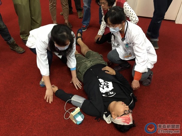 臺"立法院"會場爆沖突 勞團代表絕食288小時不支倒地 臺"立法院"會場爆沖突 勞團代表絕食288小時不支倒地