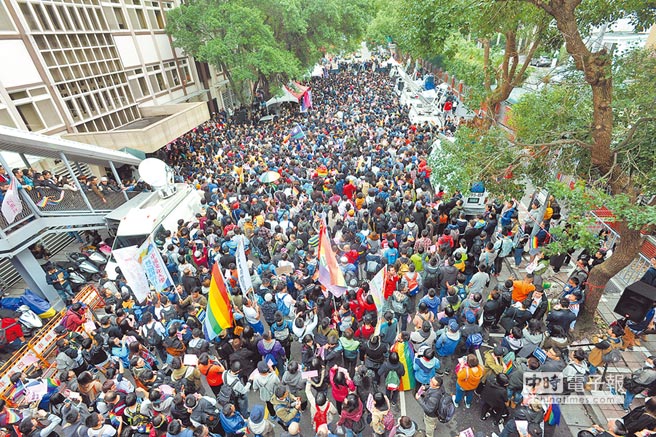 臺(tái)灣萬(wàn)名挺同人士包圍"立法院" 高喊"蔡英文下臺(tái)" 臺(tái)灣萬(wàn)名挺同人士包圍"立法院" 高喊"蔡英文下臺(tái)"