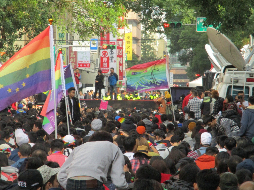 臺作家贊藍營比綠營格局大 預言民進黨將盛極而衰 臺作家贊藍營比綠營格局大 預言民進黨將盛極而衰