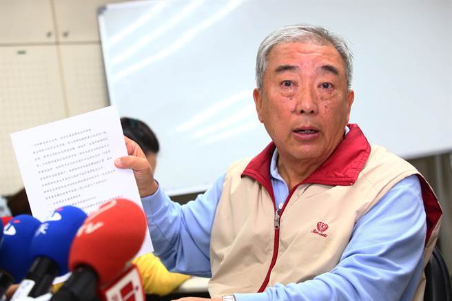 前“民航局長”張國政30日召開記者會,宣布退出承接復興航空,更強調他本人與團隊成員及親屬均無擁有復興航空公司或有關公司股票 前“民航局長”張國政30日召開記者會,宣布退出承接復興航空,更強調他本人與團隊成員及親屬均無擁有復興航空公司或有關公司股票