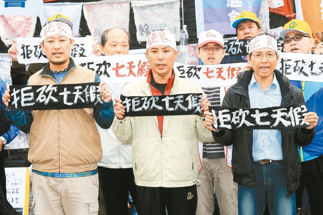 藍綠陣營發動甲級動員 “一例一休”爭議今日表決 藍綠陣營發動甲級動員 “一例一休”爭議今日表決