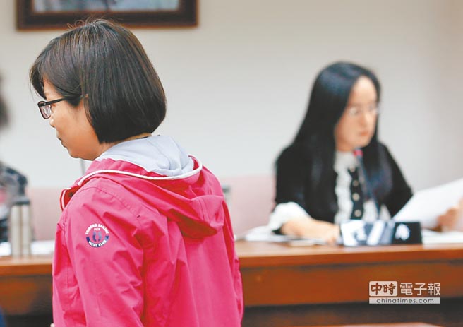 “立法院”1日再度針對“一例一休”進行朝野協商,“立委”林淑芬(左)趁多數媒體離開后才進入會議室,與主持會議的同黨“立委”陳瑩(右)形同陌路 “立法院”1日再度針對“一例一休”進行朝野協商,“立委”林淑芬(左)趁多數媒體離開后才進入會議室,與主持會議的同黨“立委”陳瑩(右)形同陌路