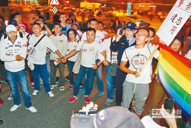 臺灣有近18萬人響應反對同性婚姻團體號召,上街強烈表達對修改“民法”、性平教育的不滿。圖為臺北場幸福盟維安組人員包圍“挺同”人士,并限制媒體采訪 臺灣有近18萬人響應反對同性婚姻團體號召,上街強烈表達對修改“民法”、性平教育的不滿。圖為臺北場幸福盟維安組人員包圍“挺同”人士,并限制媒體采訪