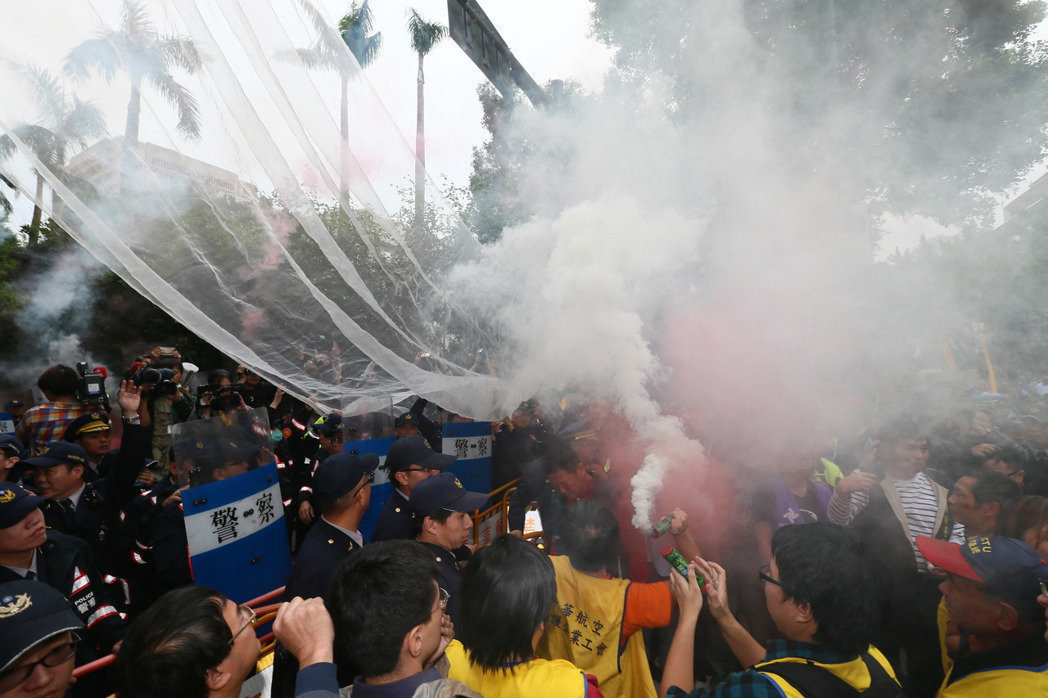 “勞基法”修正草案2日力拼“三讀”過關(guān),勞團(tuán)在場(chǎng)外抗議,一度丟擲煙霧彈 “勞基法”修正草案2日力拼“三讀”過關(guān),勞團(tuán)在場(chǎng)外抗議,一度丟擲煙霧彈