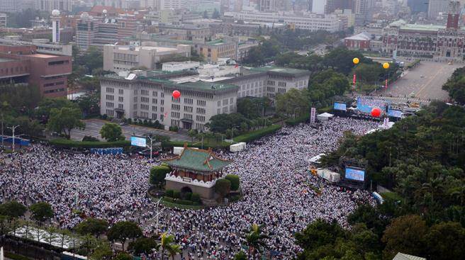 蔡英文惡劣操作“同婚”議題引發(fā)民眾對立 遭輿論炮轟 蔡英文惡劣操作“同婚”議題引發(fā)民眾對立 遭輿論炮轟