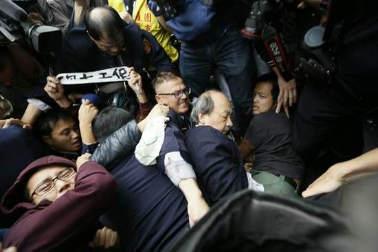 柯建銘被打。(圖片來源:臺灣《聯合報》) 柯建銘被打。(圖片來源:臺灣《聯合報》)