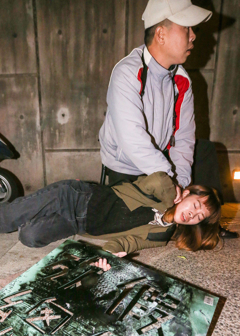 警方以優(yōu)勢警力驅(qū)逐抗議民眾 警方以優(yōu)勢警力驅(qū)逐抗議民眾