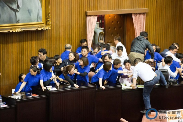 國(guó)民黨民代被王定宇用"金臂勾"暴勒 怒轟"暴力戰(zhàn)犯" 國(guó)民黨民代被王定宇用"金臂勾"暴勒 怒轟"暴力戰(zhàn)犯"