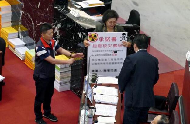 高雄市議會國民黨團聯合質詢,質疑臺灣對日本核災區食品限制太過寬松。(圖片來源:臺灣《中時電子報》) 高雄市議會國民黨團聯合質詢,質疑臺灣對日本核災區食品限制太過寬松。(圖片來源:臺灣《中時電子報》)